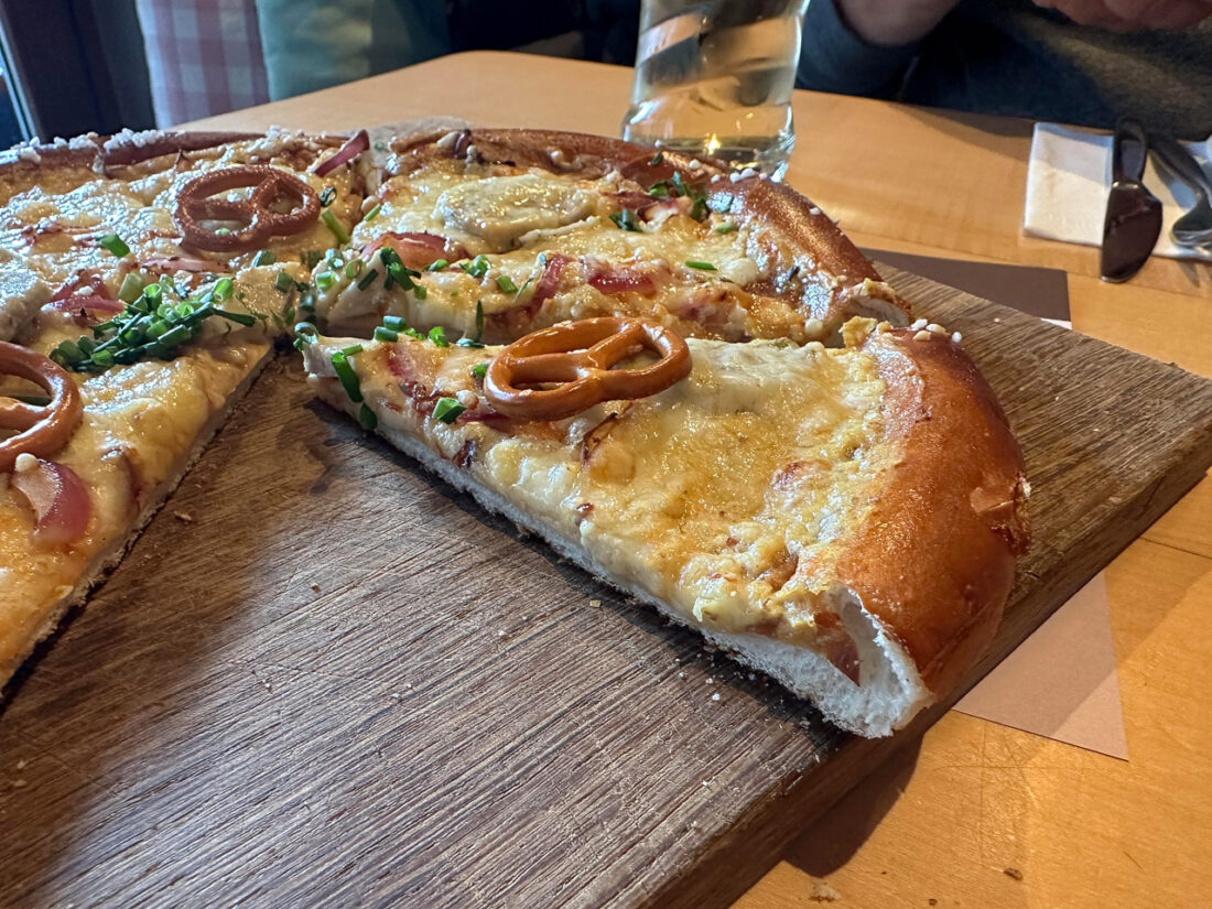 Eine Aschaffenburger Spezialität: Die Brizza. Eine Laugenbrezel-Pizza.