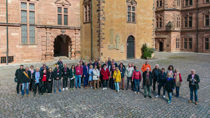 Die Teilnehmer der VDRJ-Jahrestagung im Hof von Schloss Johannisburg in Aschaffenburg (Bild: Holger Leue)