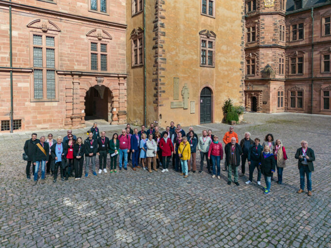 Die Teilnehmer der VDRJ-Jahrestagung im Hof von Schloss Johannisburg in Aschaffenburg (Bild: Holger Leue)